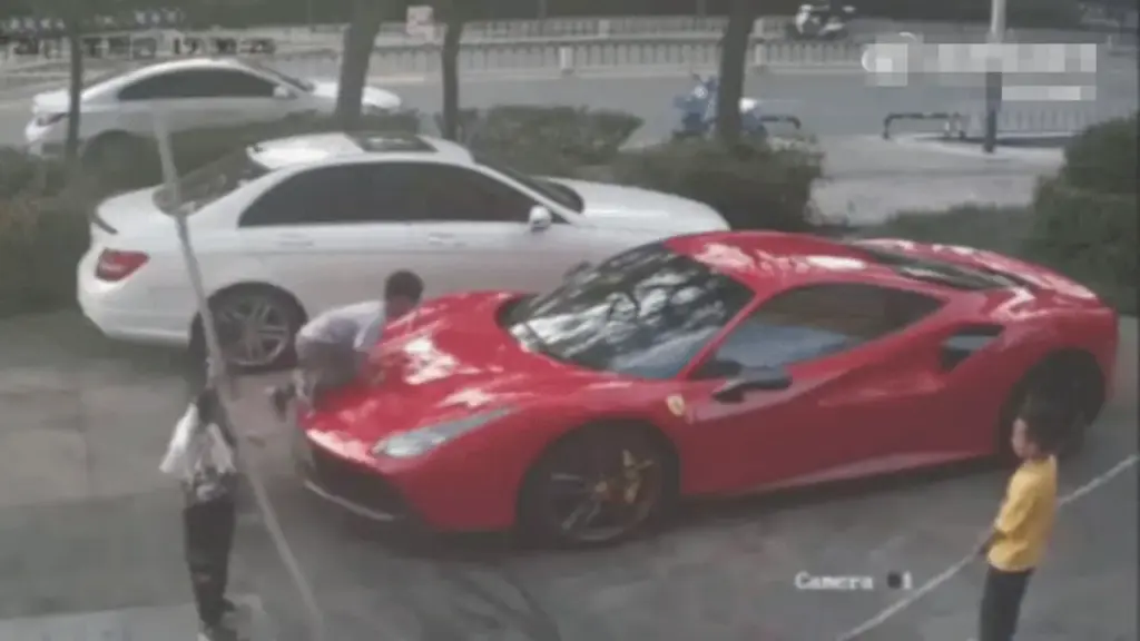 Xe Ferrari 14 tỉ bị trẻ biến thành cầu trượt, sửa hết trăm triệu, phụ huynh chỉ đền 20 triệu
