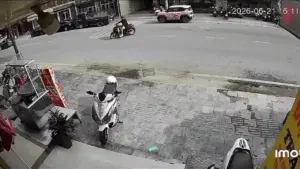 Xe máy chở 5 người tông bay xe đang quay đầu