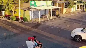 Xe máy chở ba lao vào hông ôtô ở ngã tư