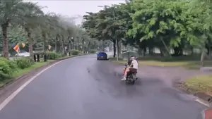 Cầm ô đi xe máy, người đàn ông lao thẳng vào đuôi ô tô