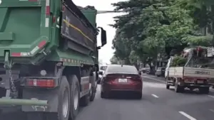 Cú chuyển làn ẩu của xe tải khiến hai ôtô bị đâm xoay ngang