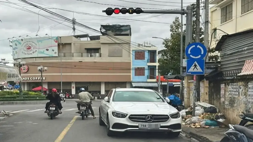 Đỗ ô tô ngược chiều lưu thông là phạm luật