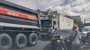 Hai người đi xe máy suýt bỏ mạng vì len trước đầu xe tải