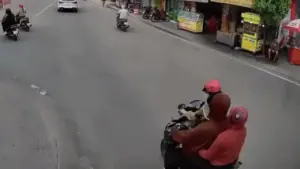 Hai xe máy kéo nhau ngã vì 'chung đường khác hướng'
