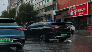 Hình ảnh xe BYD Tang kéo lê cụm mô-tơ điện gây tranh cãi