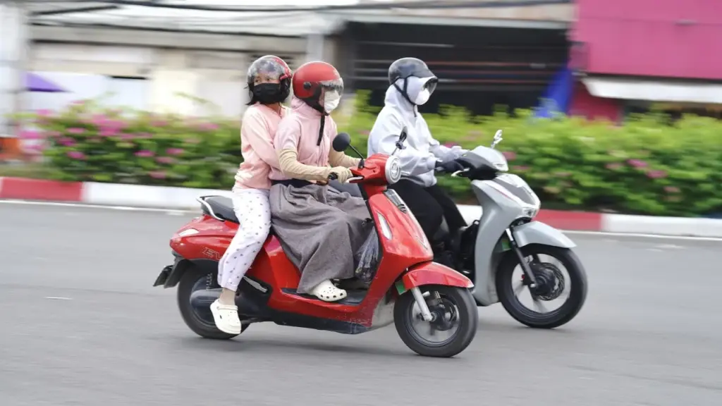 Honda thống trị xe máy xăng, VinFast dẫn đầu xe máy điện