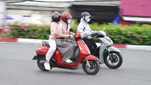Honda thống trị xe máy xăng, VinFast dẫn đầu xe máy điện