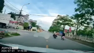 Không liếc nhìn, người phụ nữ ngoặt lái xe máy từ phải qua trái