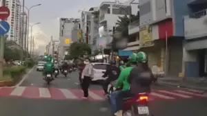 Mải điện thoại, xe ôm đâm ngã người đi bộ