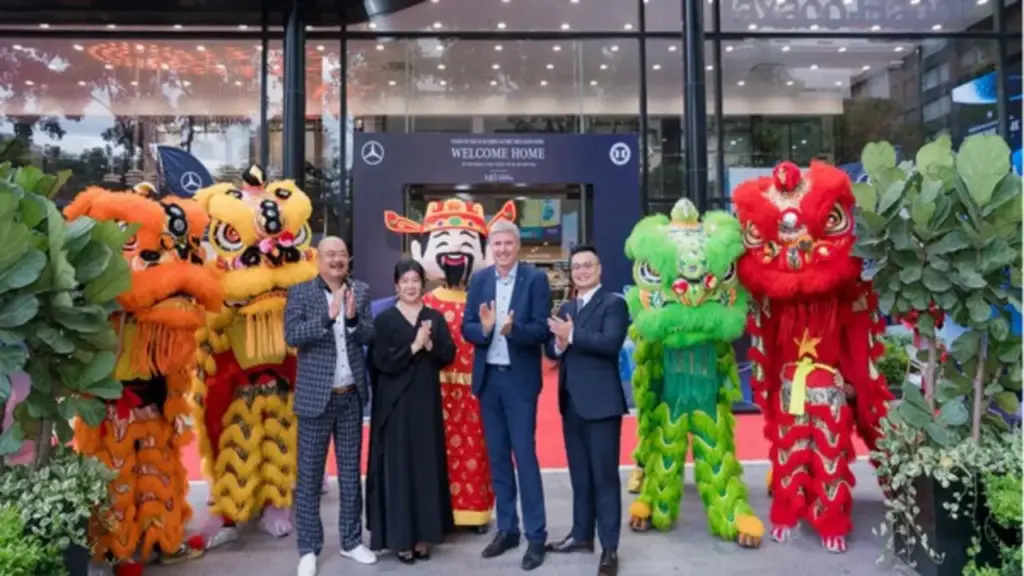Mercedes-Benz Haxaco Láng Hạ nâng cấp showroom sau 10 năm hoạt động