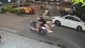 Người đi xe máy tông trúng cô gái đi bộ: ai sai?
