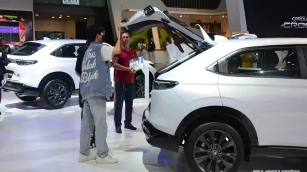 Ô tô gầm cao máy thoáng ngày càng hút khách, doanh số xe sedan 'chạm đáy'