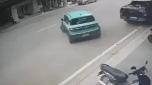 Ô tô lao mất kiểm soát, đâm dồn xe máy kẹp giữa hai ô tô