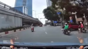 Ô tô lùi bất cẩn, gây họa cho người đi xe máy và một ô tô khác