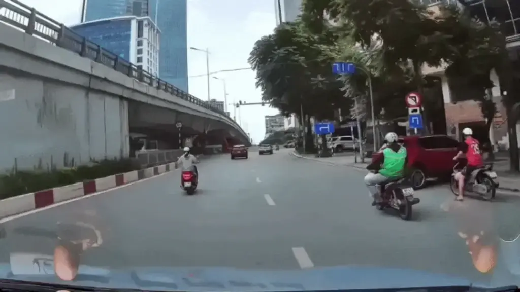 Ôtô lùi xuống đường tông văng xe máy và ôtô khác