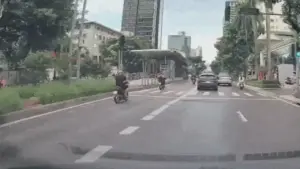 Tài xế taxi đánh người khác tới tấp vì va quệt nhỏ