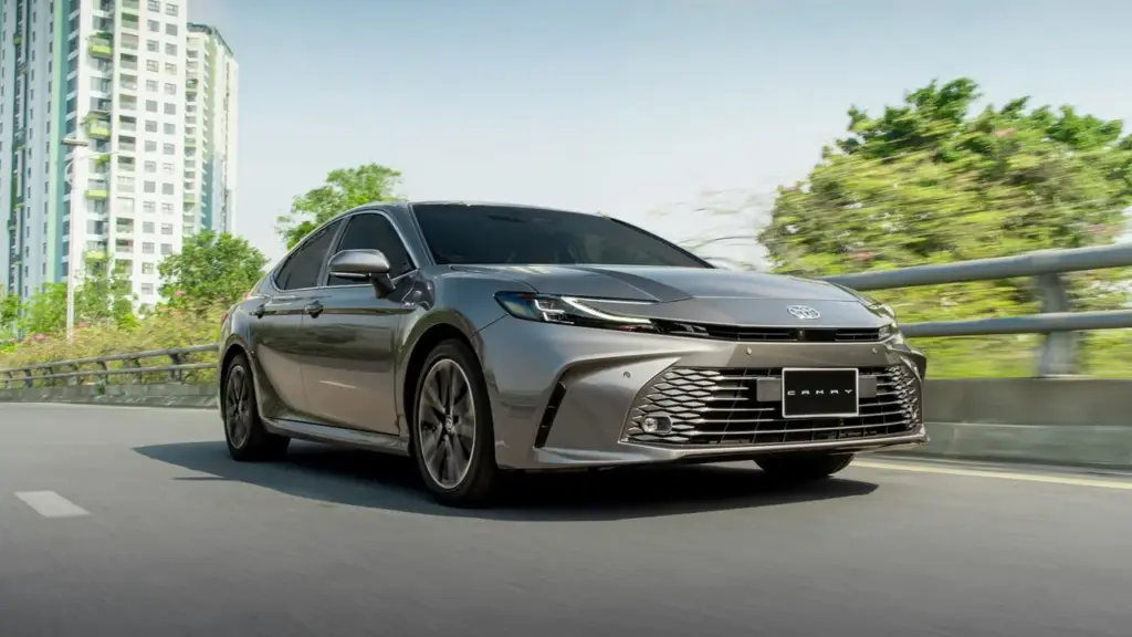 Toyota Camry hybrid giảm giá 140 triệu đồng