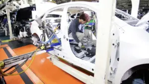 Toyota tin rằng robot không thể thay thế con người trong sản xuất ô tô