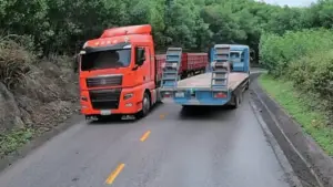 Vượt ẩu tại khúc cua, xe đầu kéo lao xuống mương
