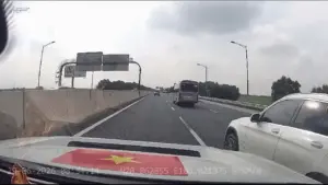 Xe con vượt ẩu khiến hai xe khác gánh họa
