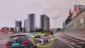 Xe đạp điện tự ngã, bị ôtô đâm trúng trên cao tốc