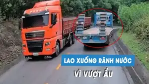 Xe đầu kéo lao xuống rãnh nước sau tình huống vượt ẩu trên đèo