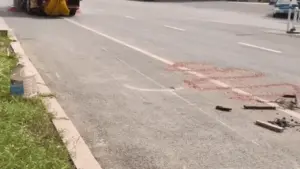Xe quét đường chạy 80km/h gây sốt: Vài giây là đường cao tốc sạch bong, không lo tai nạn, ùn tắc