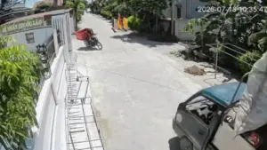 Xe tải đâm trực diện xe máy tại nút giao đường làng